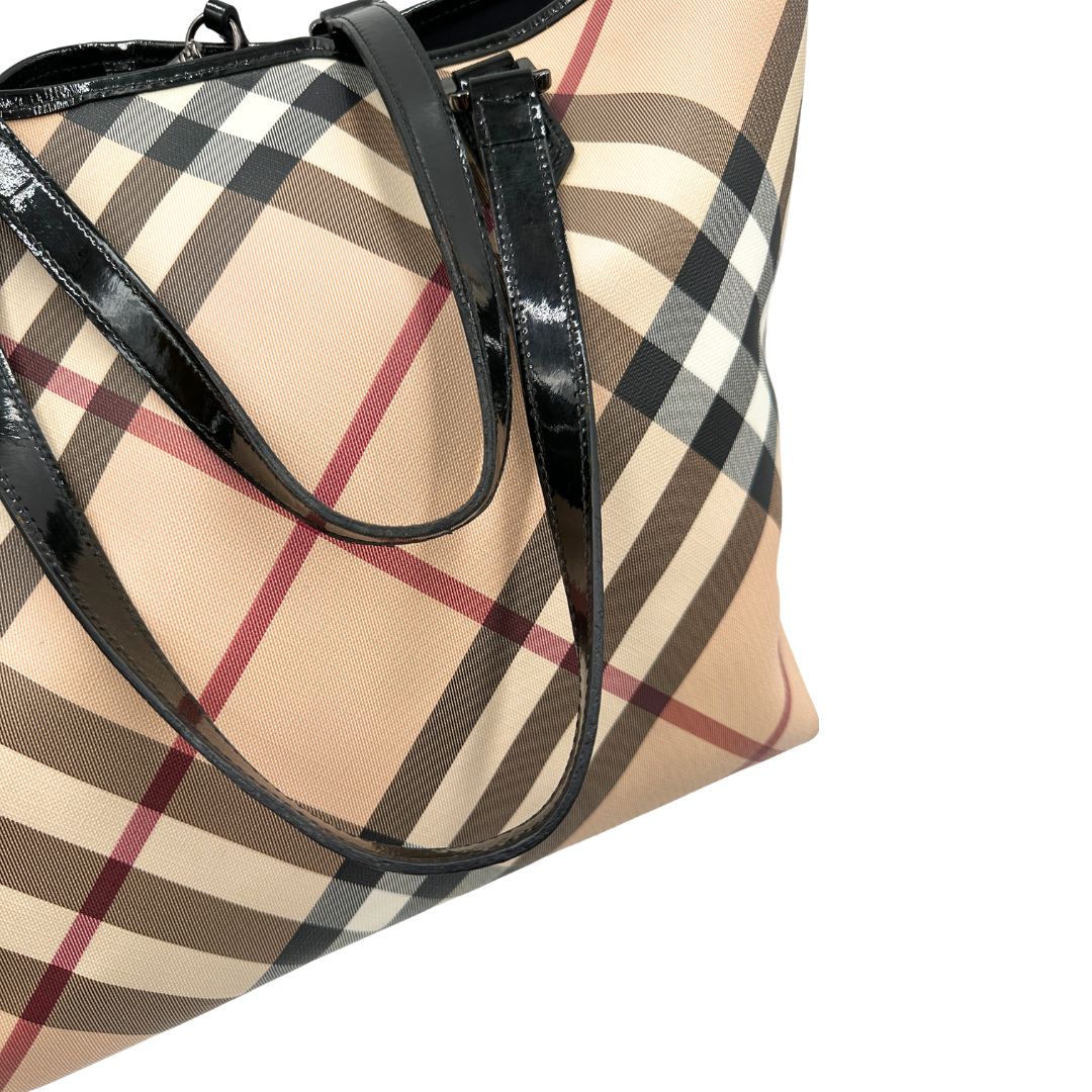 Manici, Borsa Burberry in canvas trama tartan e finiture in pelle vernis nera, puoi portarla a spalla. Originale, usata, di lussso, in ottime condizioni.