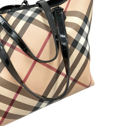 Manici, Borsa Burberry in canvas trama tartan e finiture in pelle vernis nera, puoi portarla a spalla. Originale, usata, di lussso, in ottime condizioni.