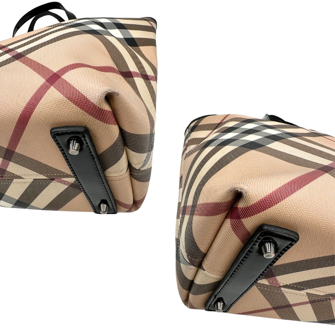 Angoli, Borsa Burberry in canvas trama tartan e finiture in pelle vernis nera, puoi portarla a spalla. Originale, usata, di lussso, in ottime condizioni.