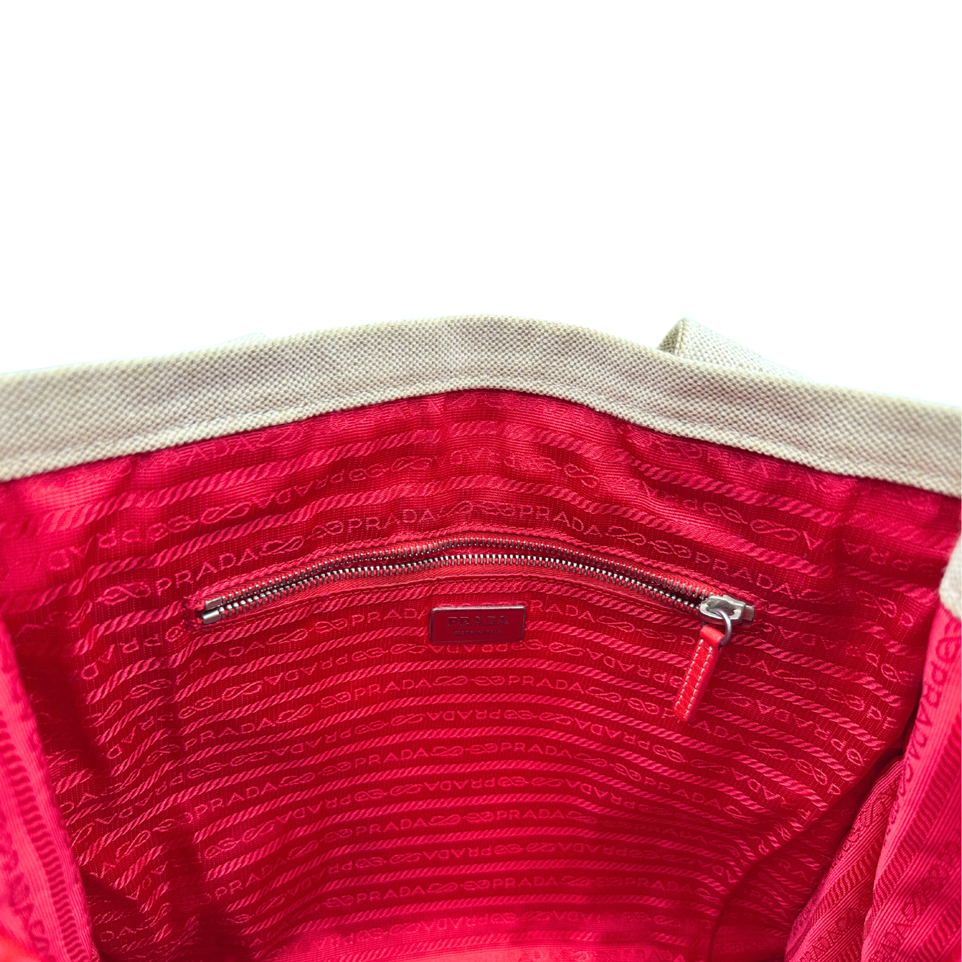 Interno, Borsa Tote Prada in tessuto Jacquard beige con finiture in pelle rossa. Indossabile a mano. Originale, usata, di lusso, in ottime condizioni.