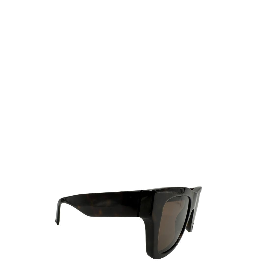 Occhiali da sole realizzati in acetato tartarugato scuro con lenti marroni, Le aste larghe sono impreziosite dall’iconico logo Valentino VLogo in contrasto. Originale, usati, di lusso, in ottime condizioni.
