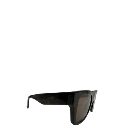 Occhiali da sole realizzati in acetato tartarugato scuro con lenti marroni, Le aste larghe sono impreziosite dall’iconico logo Valentino VLogo in contrasto. Originale, usati, di lusso, in ottime condizioni.