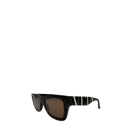 Occhiali da sole realizzati in acetato tartarugato scuro con lenti marroni, Le aste larghe sono impreziosite dall’iconico logo Valentino VLogo in contrasto. Originale, usati, di lusso, in ottime condizioni.