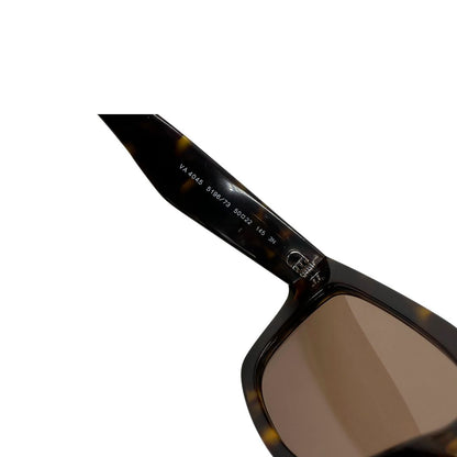 Occhiali da sole realizzati in acetato tartarugato scuro con lenti marroni, Le aste larghe sono impreziosite dall’iconico logo Valentino VLogo in contrasto. Originale, usati, di lusso, in ottime condizioni.