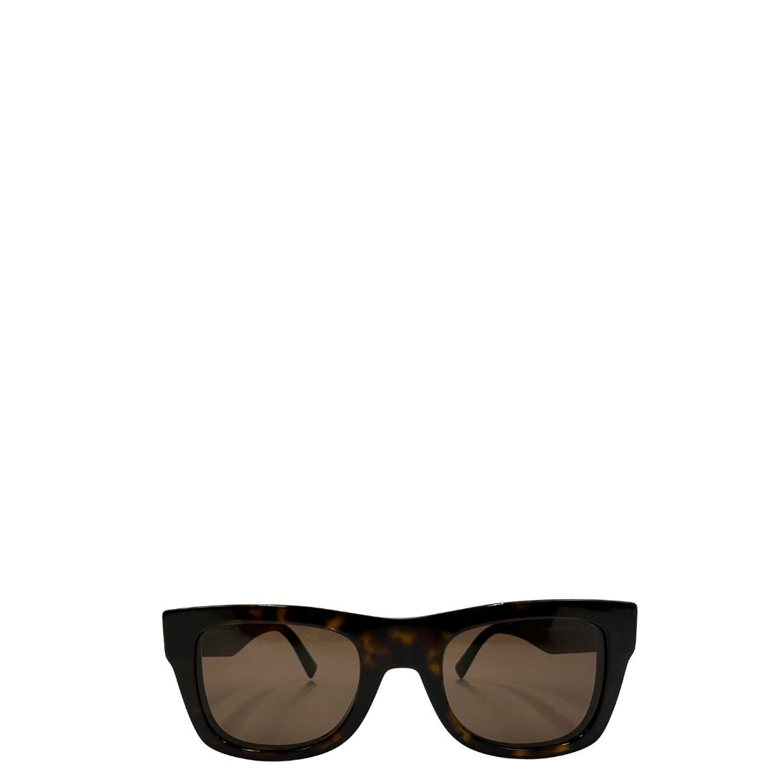 Occhiali da sole realizzati in acetato tartarugato scuro con lenti marroni, Le aste larghe sono impreziosite dall’iconico logo Valentino VLogo in contrasto. Originale, usati, di lusso, in ottime condizioni.