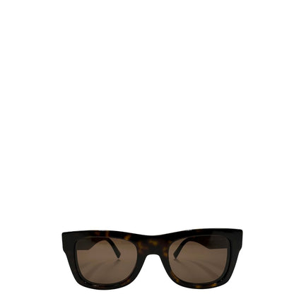 Occhiali da sole realizzati in acetato tartarugato scuro con lenti marroni, Le aste larghe sono impreziosite dall’iconico logo Valentino VLogo in contrasto. Originale, usati, di lusso, in ottime condizioni.