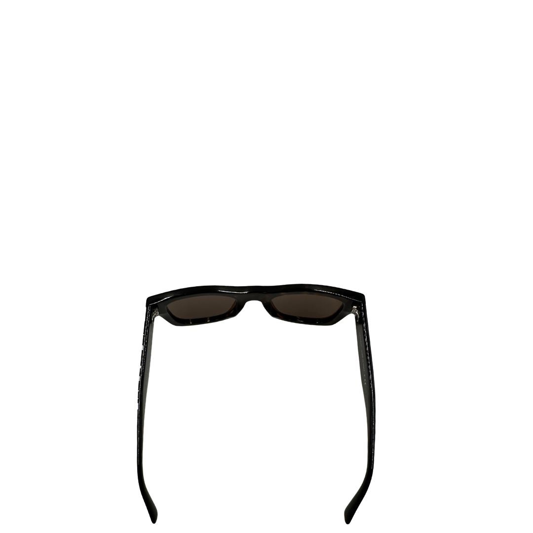 Occhiali da sole realizzati in acetato tartarugato scuro con lenti marroni, Le aste larghe sono impreziosite dall’iconico logo Valentino VLogo in contrasto. Originale, usati, di lusso, in ottime condizioni.
