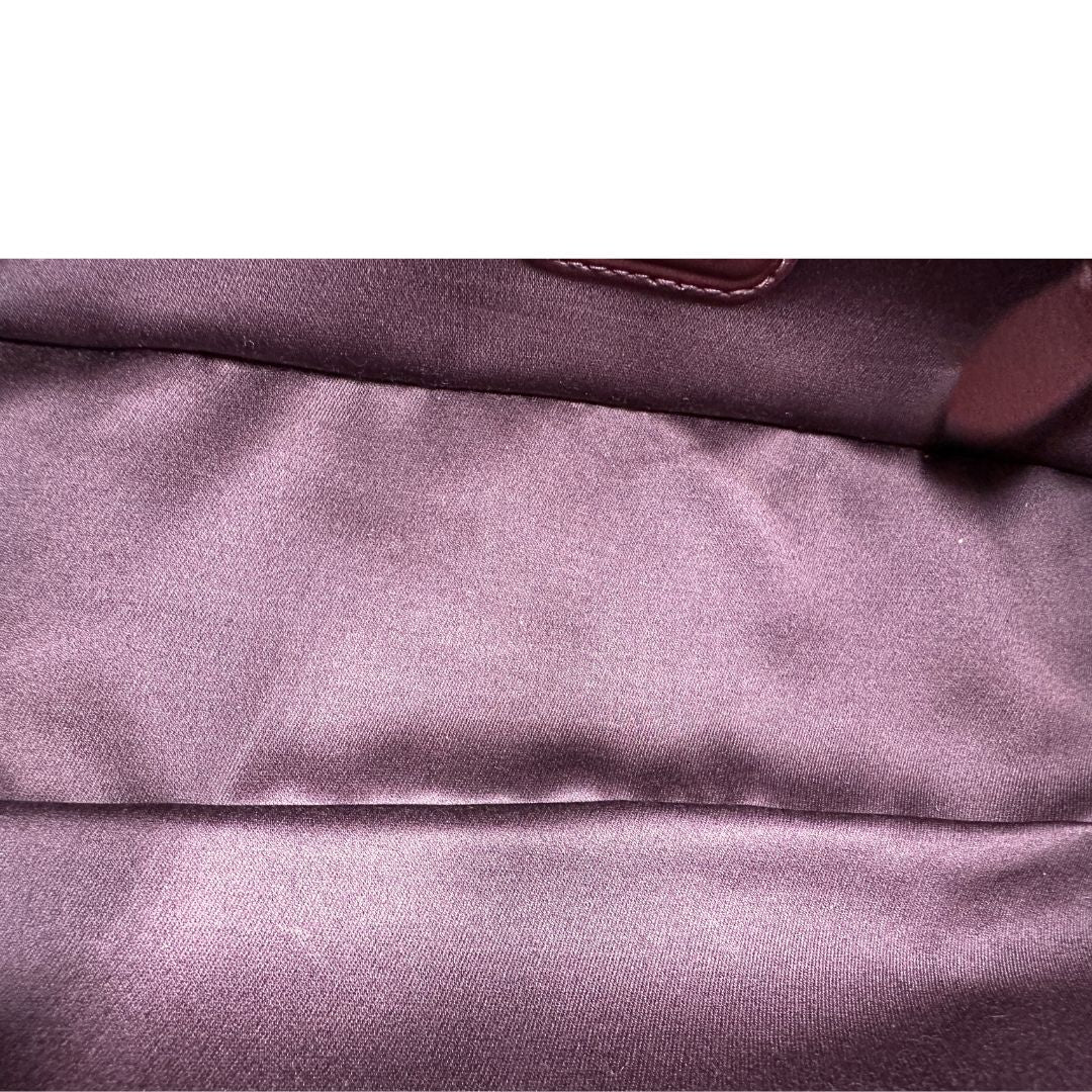 Interno, Borsa Miu Miu Arcadie realizzata in nappa matelassé bordeaux con la classica silhouette del bauletto. Da portare a mano o a tracolla. Originale, usata, di lusso, in condizioni eccellenti.