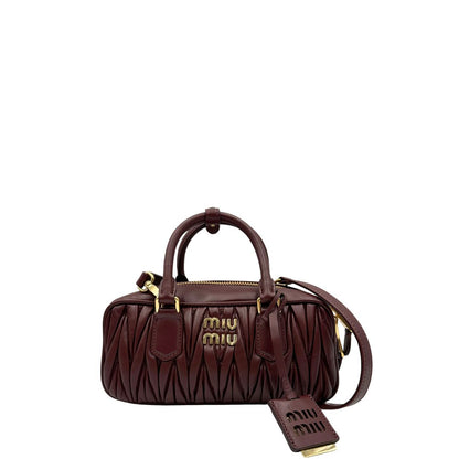 Front, Borsa Miu Miu Arcadie realizzata in nappa matelassé bordeaux con la classica silhouette del bauletto. Da portare a mano o a tracolla. Originale, usata, di lusso, in condizioni eccellenti.