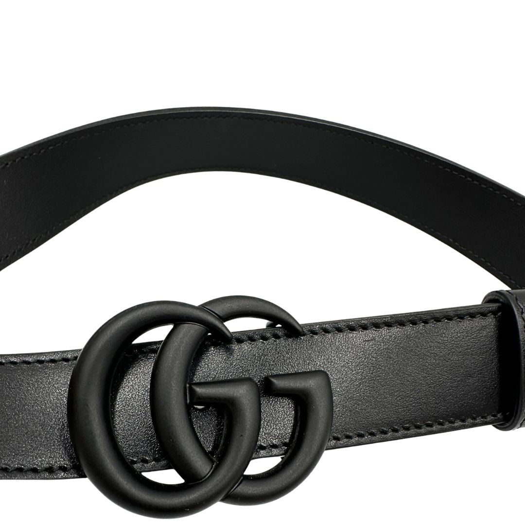 Cintura Gucci GG in canvas grigio con finiture in pelle nera e fibbia GG tono su tono. Originale, usata, di lusso, in ottime condizioni.