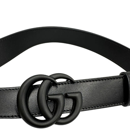 Cintura Gucci GG in canvas grigio con finiture in pelle nera e fibbia GG tono su tono. Originale, usata, di lusso, in ottime condizioni.