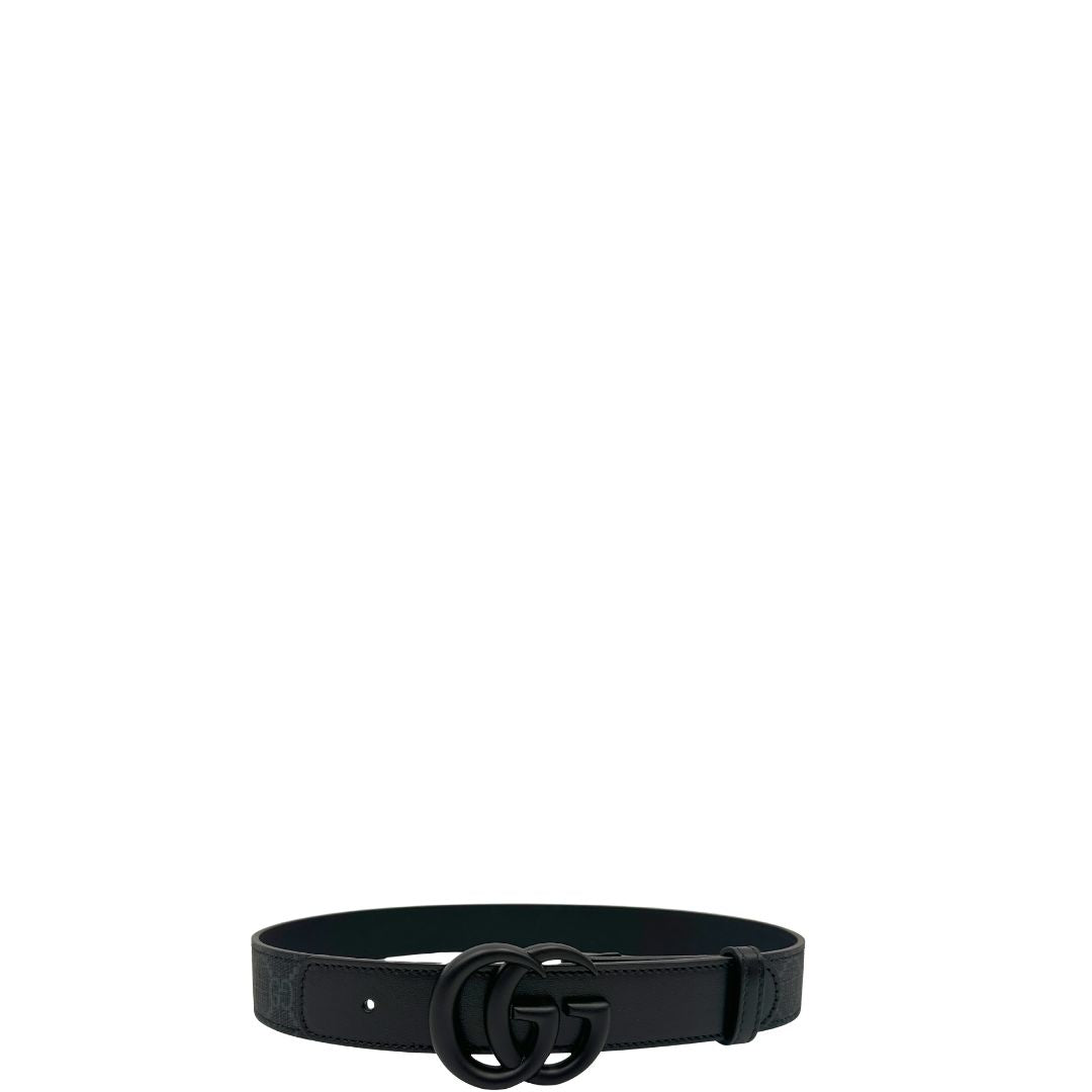 Cintura Gucci GG in canvas grigio con finiture in pelle nera e fibbia GG tono su tono. Originale, usata, di lusso, in ottime condizioni.