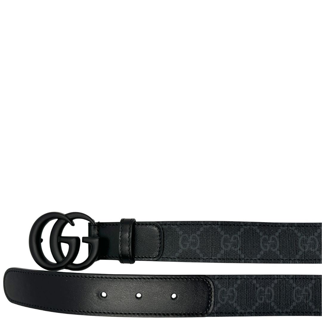 Cintura Gucci GG in canvas grigio con finiture in pelle nera e fibbia GG tono su tono. Originale, usata, di lusso, in ottime condizioni.