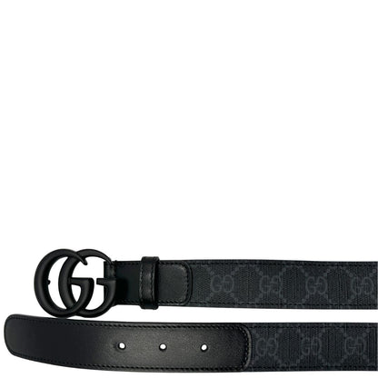Cintura Gucci GG in canvas grigio con finiture in pelle nera e fibbia GG tono su tono. Originale, usata, di lusso, in ottime condizioni.