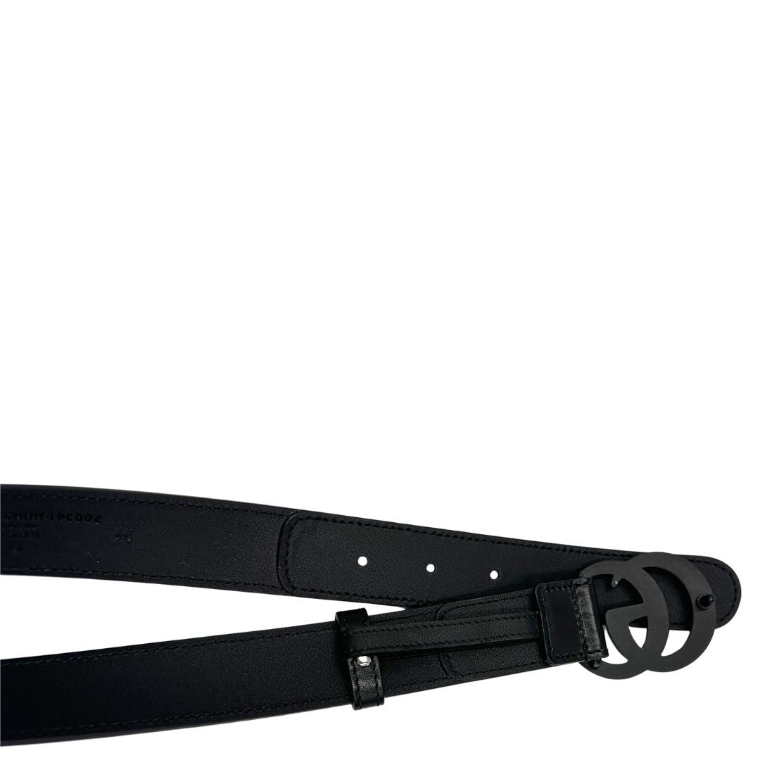 Cintura Gucci GG in canvas grigio con finiture in pelle nera e fibbia GG tono su tono. Originale, usata, di lusso, in ottime condizioni.