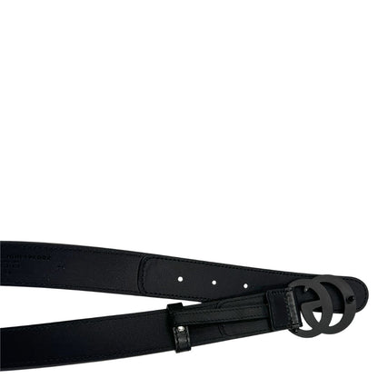 Cintura Gucci GG in canvas grigio con finiture in pelle nera e fibbia GG tono su tono. Originale, usata, di lusso, in ottime condizioni.