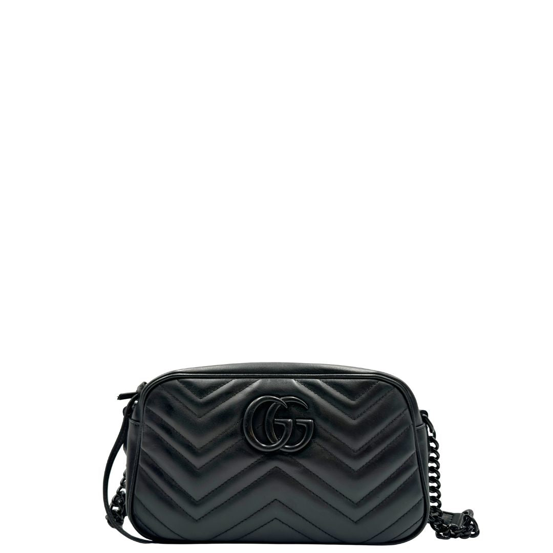 Front, Camera bag Gucci Marmont in pelle nera trama chevron con hardware toto sul tono. Indossabile a tracolla. Originale, usata, di lusso, in ottime condizioni.