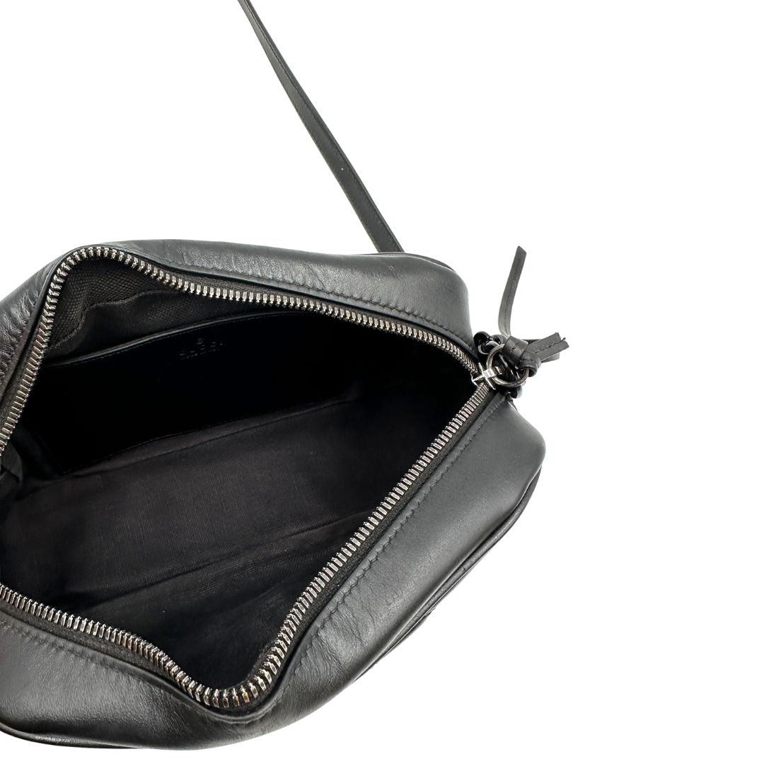 Interno, Camera bag Gucci Marmont in pelle nera trama chevron con hardware toto sul tono. Indossabile a tracolla. Originale, usata, di lusso, in ottime condizioni.