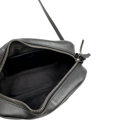 Interno, Camera bag Gucci Marmont in pelle nera trama chevron con hardware toto sul tono. Indossabile a tracolla. Originale, usata, di lusso, in ottime condizioni.