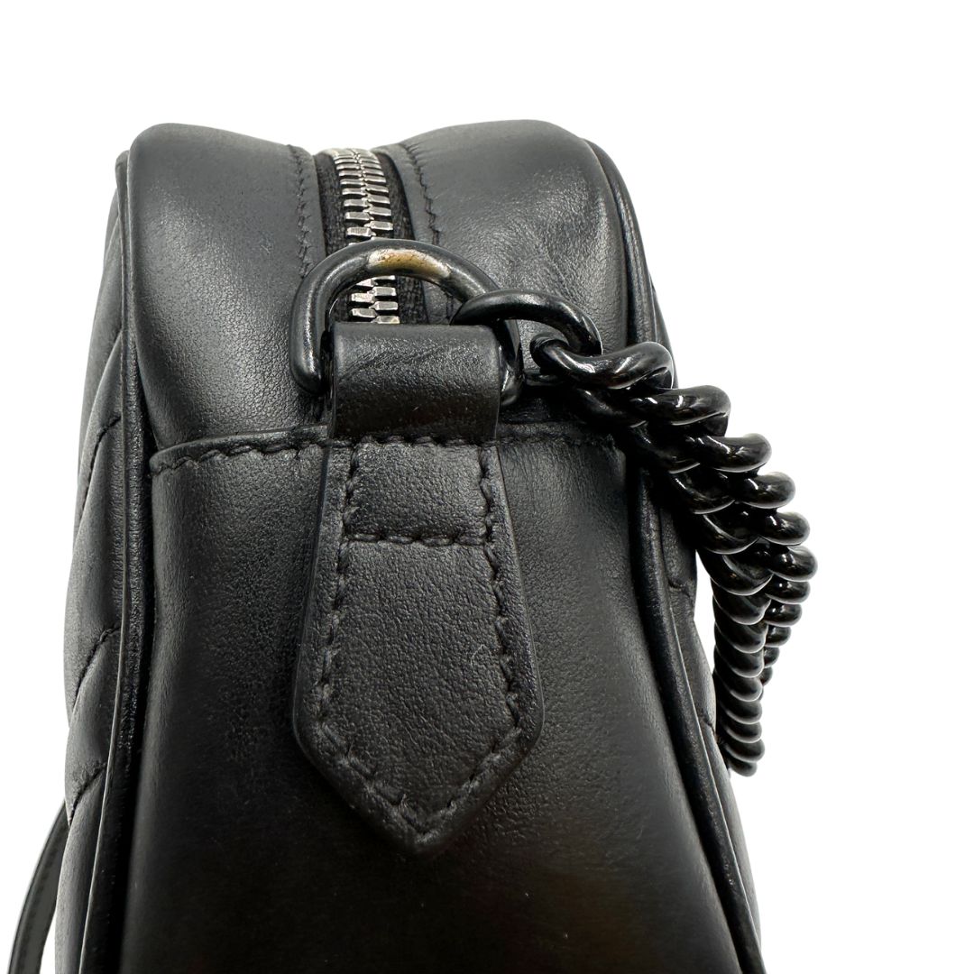 Camera bag Gucci Marmont in pelle nera trama chevron con hardware toto sul tono. Indossabile a tracolla. Originale, usata, di lusso, in ottime condizioni.