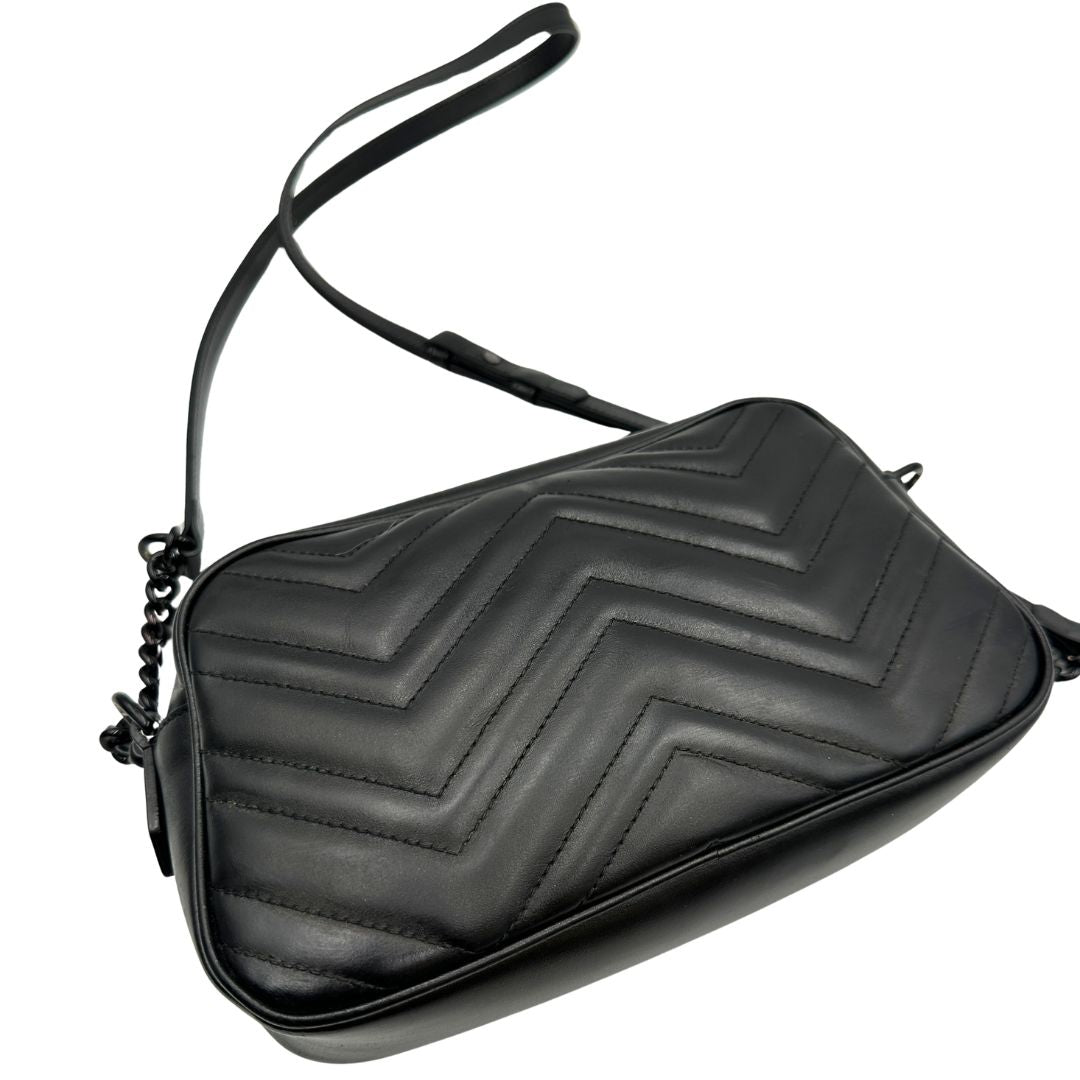 Camera bag Gucci Marmont in pelle nera trama chevron con hardware toto sul tono. Indossabile a tracolla. Originale, usata, di lusso, in ottime condizioni.