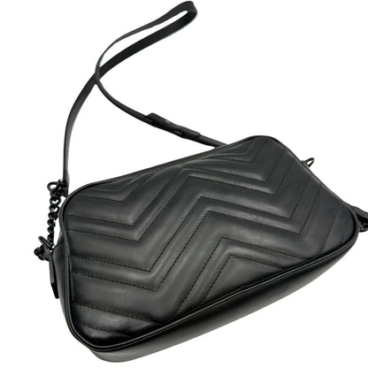 Camera bag Gucci Marmont in pelle nera trama chevron con hardware toto sul tono. Indossabile a tracolla. Originale, usata, di lusso, in ottime condizioni.