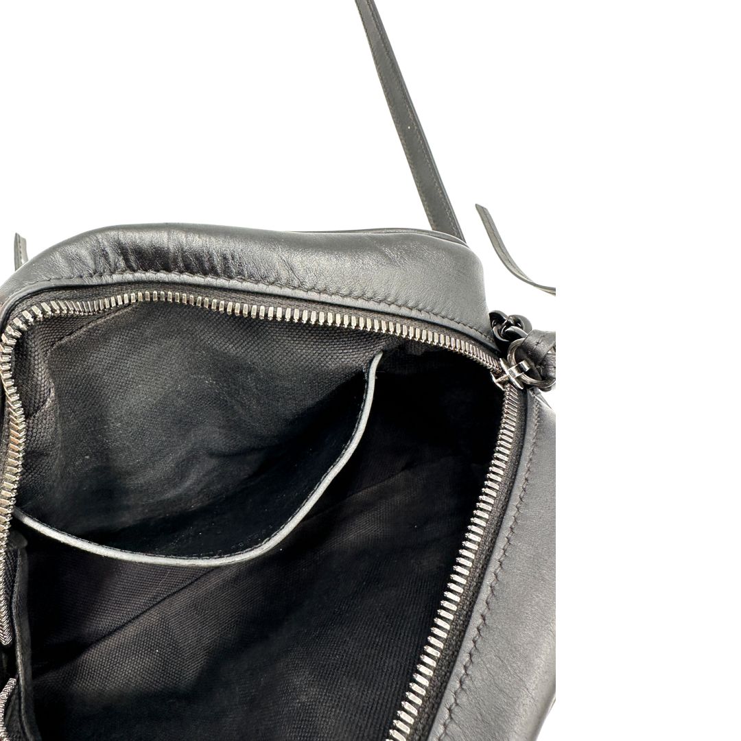 Interno, Camera bag Gucci Marmont in pelle nera trama chevron con hardware toto sul tono. Indossabile a tracolla. Originale, usata, di lusso, in ottime condizioni.
