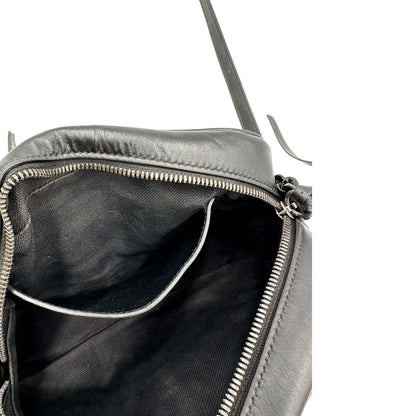 Interno, Camera bag Gucci Marmont in pelle nera trama chevron con hardware toto sul tono. Indossabile a tracolla. Originale, usata, di lusso, in ottime condizioni.