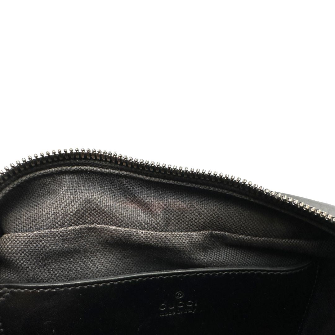 Interno, Camera bag Gucci Marmont in pelle nera trama chevron con hardware toto sul tono. Indossabile a tracolla. Originale, usata, di lusso, in ottime condizioni.