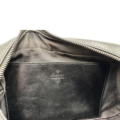Interno, Camera bag Gucci Marmont in pelle nera trama chevron con hardware toto sul tono. Indossabile a tracolla. Originale, usata, di lusso, in ottime condizioni.