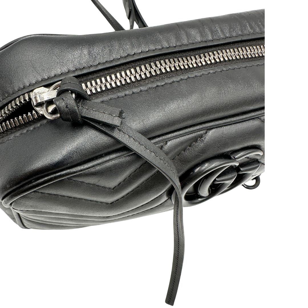Camera bag Gucci Marmont in pelle nera trama chevron con hardware toto sul tono. Indossabile a tracolla. Originale, usata, di lusso, in ottime condizioni.