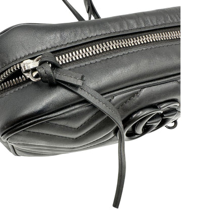 Camera bag Gucci Marmont in pelle nera trama chevron con hardware toto sul tono. Indossabile a tracolla. Originale, usata, di lusso, in ottime condizioni.