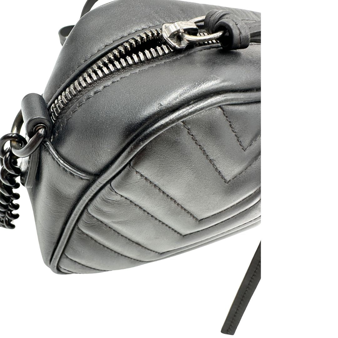 Camera bag Gucci Marmont in pelle nera trama chevron con hardware toto sul tono. Indossabile a tracolla. Originale, usata, di lusso, in ottime condizioni.