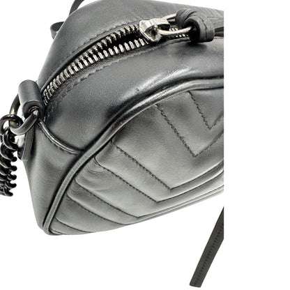 Camera bag Gucci Marmont in pelle nera trama chevron con hardware toto sul tono. Indossabile a tracolla. Originale, usata, di lusso, in ottime condizioni.