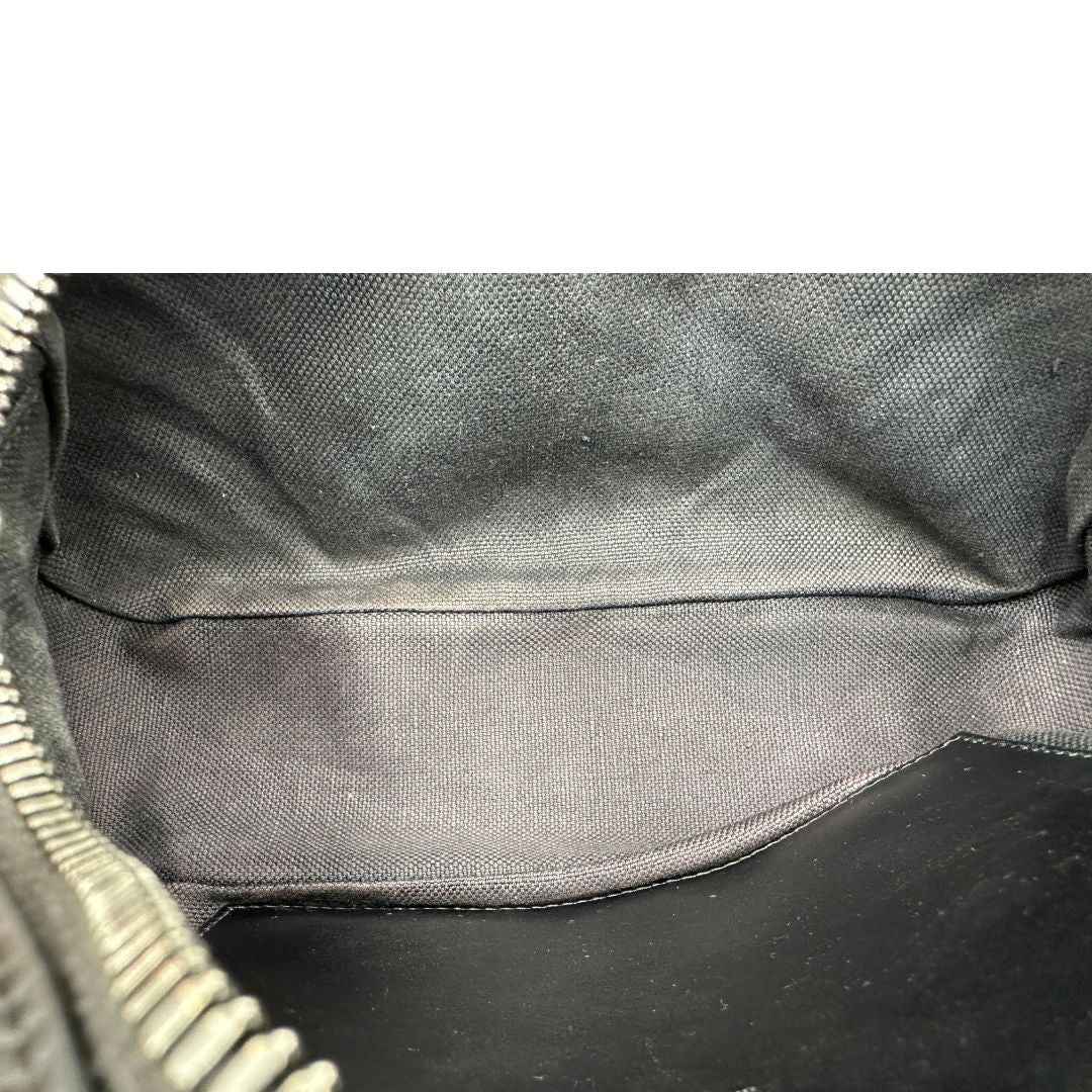 Interno, Camera bag Gucci Marmont in pelle nera trama chevron con hardware toto sul tono. Indossabile a tracolla. Originale, usata, di lusso, in ottime condizioni.