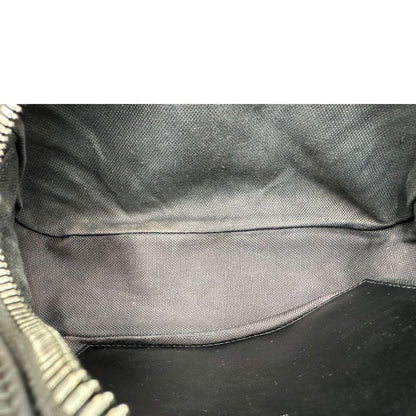 Interno, Camera bag Gucci Marmont in pelle nera trama chevron con hardware toto sul tono. Indossabile a tracolla. Originale, usata, di lusso, in ottime condizioni.