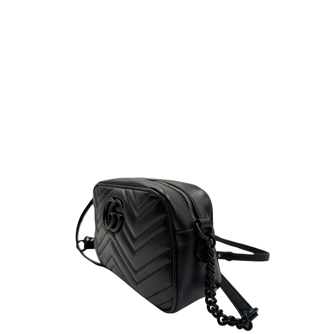 Lato, Camera bag Gucci Marmont in pelle nera trama chevron con hardware toto sul tono. Indossabile a tracolla. Originale, usata, di lusso, in ottime condizioni.