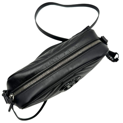 Chiusura, Camera bag Gucci Marmont in pelle nera trama chevron con hardware toto sul tono. Indossabile a tracolla. Originale, usata, di lusso, in ottime condizioni.
