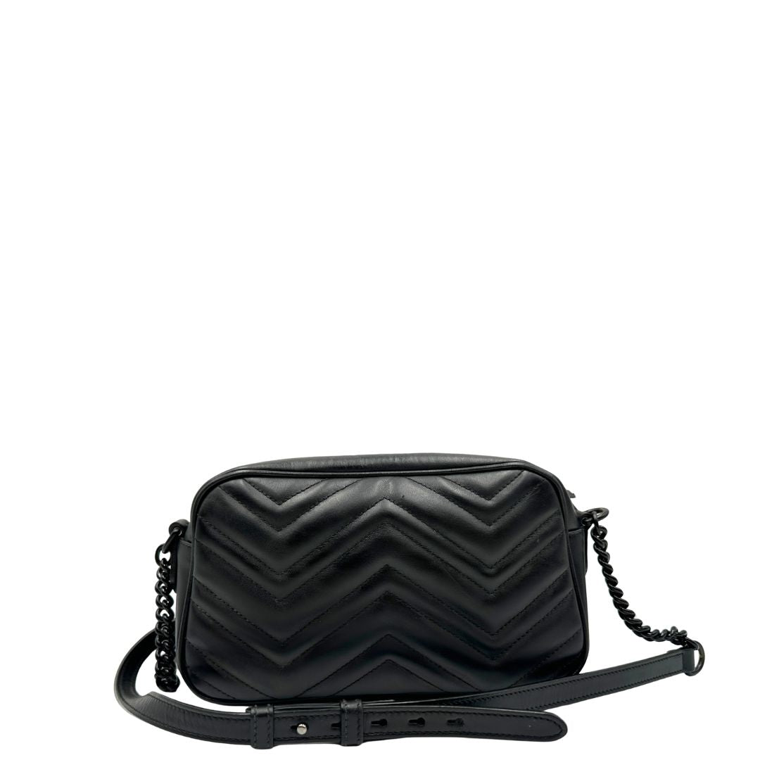 Retro, Camera bag Gucci Marmont in pelle nera trama chevron con hardware toto sul tono. Indossabile a tracolla. Originale, usata, di lusso, in ottime condizioni.