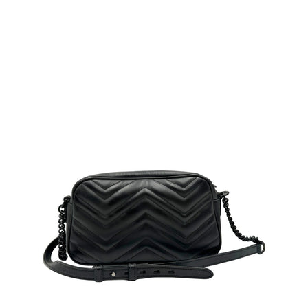 Retro, Camera bag Gucci Marmont in pelle nera trama chevron con hardware toto sul tono. Indossabile a tracolla. Originale, usata, di lusso, in ottime condizioni.