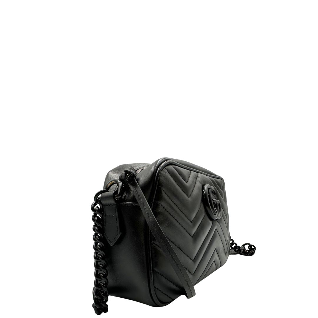 Lato, Camera bag Gucci Marmont in pelle nera trama chevron con hardware toto sul tono. Indossabile a tracolla. Originale, usata, di lusso, in ottime condizioni.