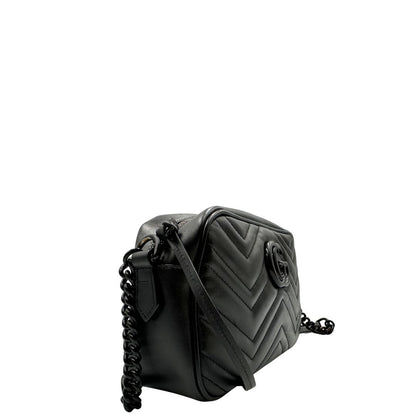 Lato, Camera bag Gucci Marmont in pelle nera trama chevron con hardware toto sul tono. Indossabile a tracolla. Originale, usata, di lusso, in ottime condizioni.