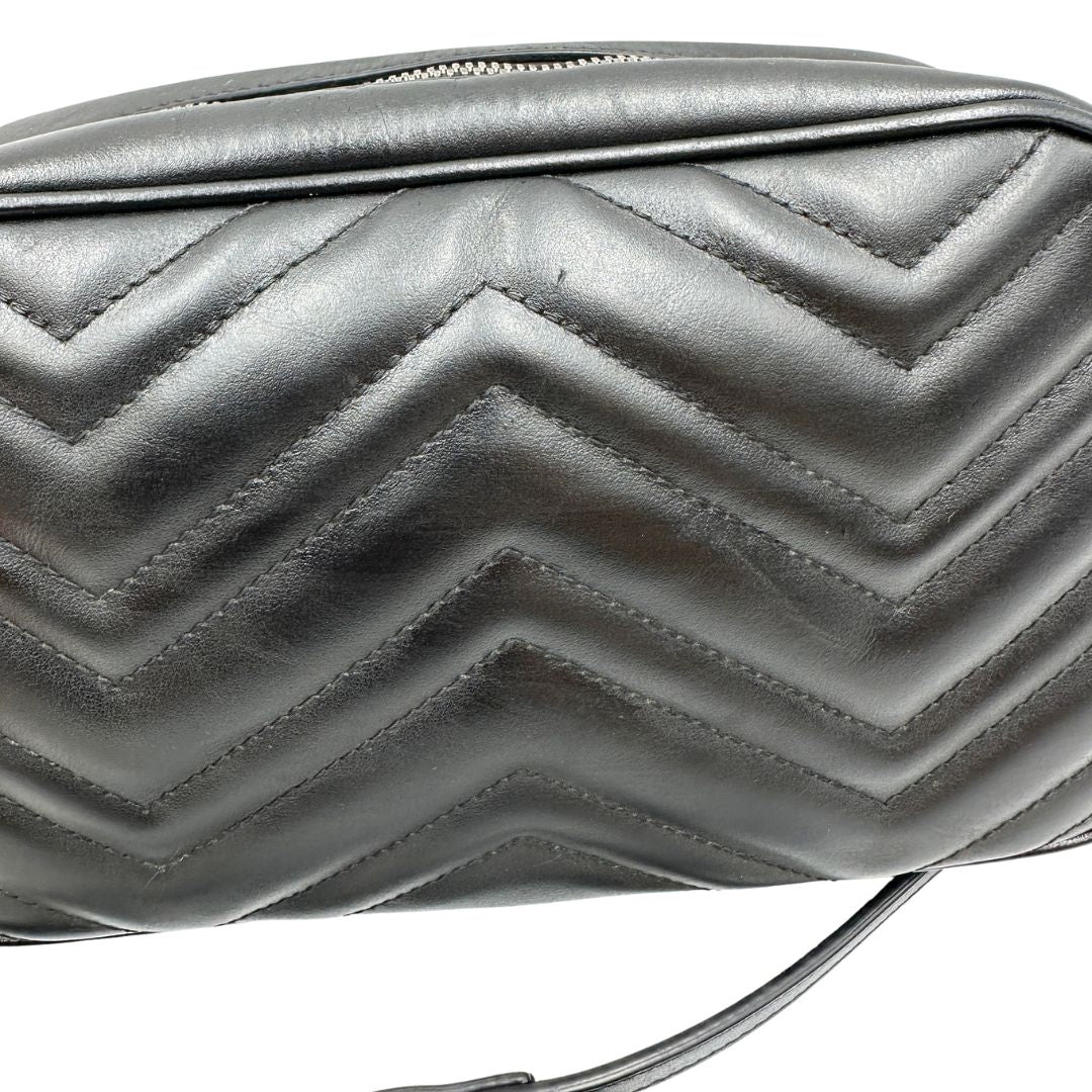 Camera bag Gucci Marmont in pelle nera trama chevron con hardware toto sul tono. Indossabile a tracolla. Originale, usata, di lusso, in ottime condizioni.