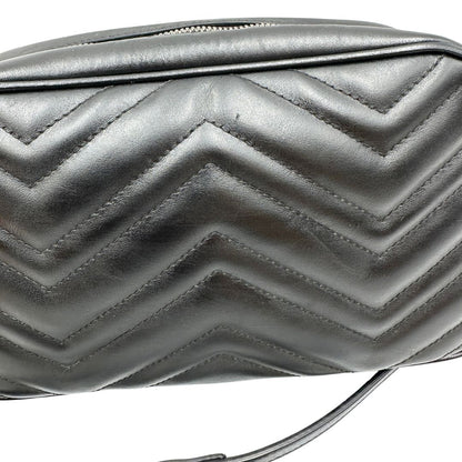 Camera bag Gucci Marmont in pelle nera trama chevron con hardware toto sul tono. Indossabile a tracolla. Originale, usata, di lusso, in ottime condizioni.