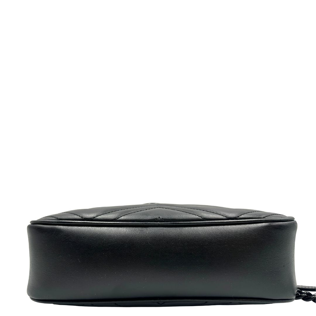 Base, Camera bag Gucci Marmont in pelle nera trama chevron con hardware toto sul tono. Indossabile a tracolla. Originale, usata, di lusso, in ottime condizioni.
