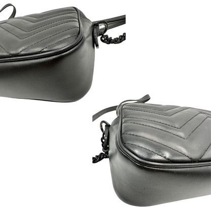 Angoli, Camera bag Gucci Marmont in pelle nera trama chevron con hardware toto sul tono. Indossabile a tracolla. Originale, usata, di lusso, in ottime condizioni.