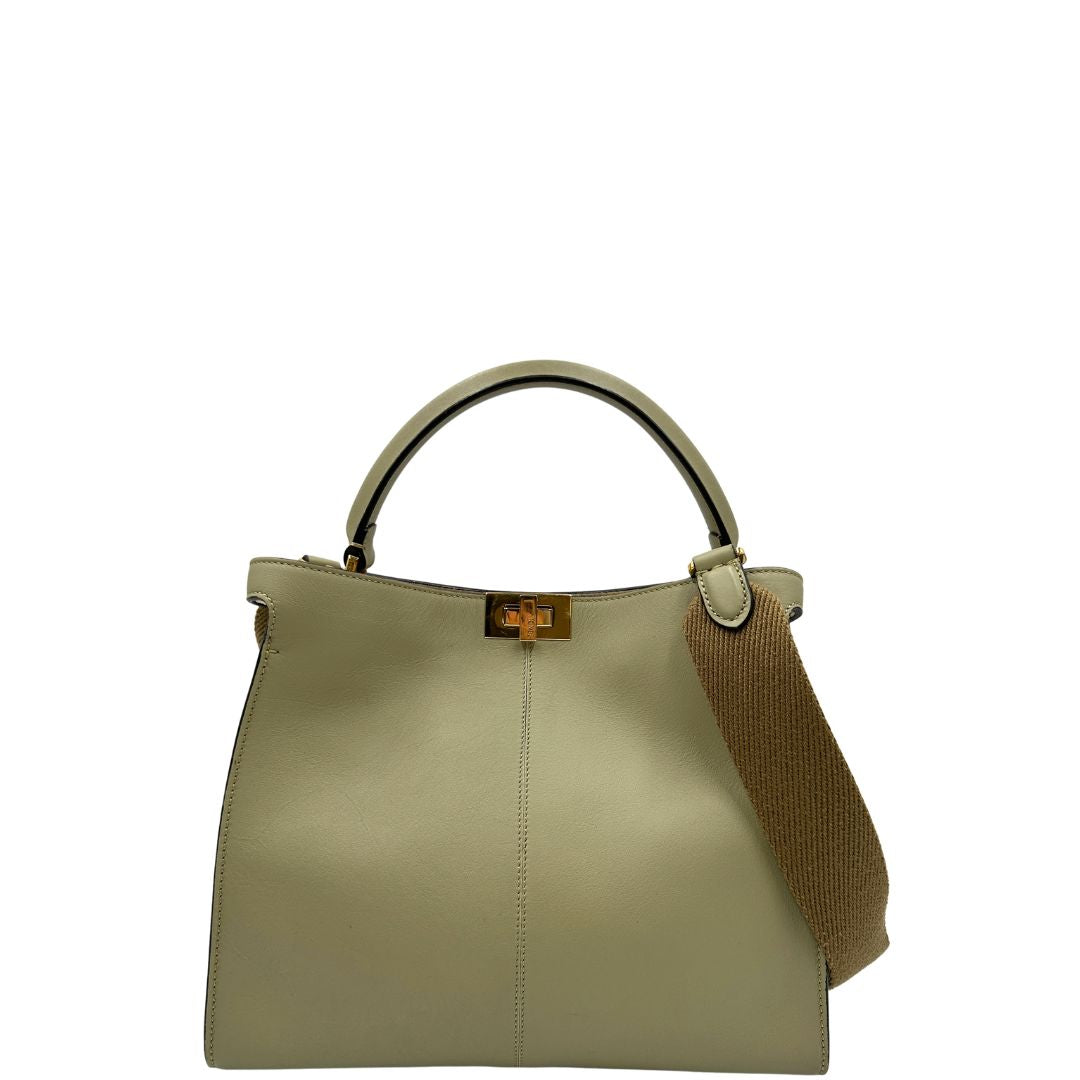 Front, Elegante borsa Fendi Peekaboo in morbida pelle color verde salvia caratterizzata dall’iconica chiusura girevole in metallo dorato, dotata di manico superiore e ampia tracolla removibile in tessuto. da indossare a mano oppure a spalla. Originale, usata, di lusso, in ottime condizioni.