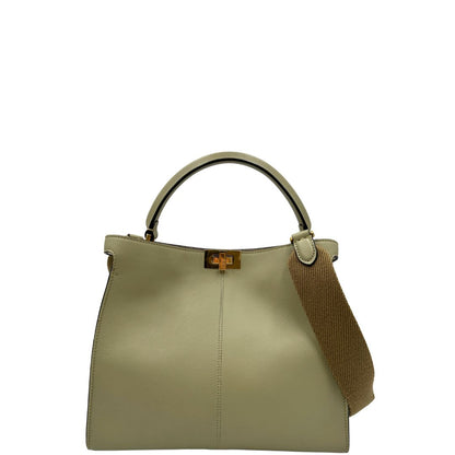 Front, Elegante borsa Fendi Peekaboo in morbida pelle color verde salvia caratterizzata dall’iconica chiusura girevole in metallo dorato, dotata di manico superiore e ampia tracolla removibile in tessuto. da indossare a mano oppure a spalla. Originale, usata, di lusso, in ottime condizioni.