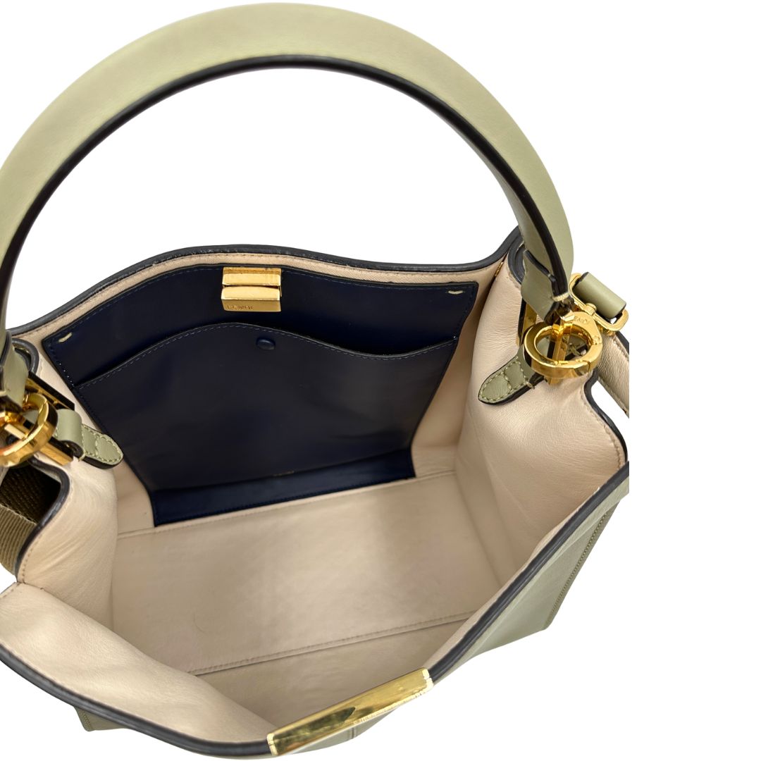 Interno, Elegante borsa Fendi Peekaboo in morbida pelle color verde salvia caratterizzata dall’iconica chiusura girevole in metallo dorato, dotata di manico superiore e ampia tracolla removibile in tessuto. da indossare a mano oppure a spalla. Originale, usata, di lusso, in ottime condizioni.
