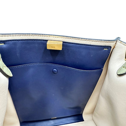 Interno, Elegante borsa Fendi Peekaboo in morbida pelle color verde salvia caratterizzata dall’iconica chiusura girevole in metallo dorato, dotata di manico superiore e ampia tracolla removibile in tessuto. da indossare a mano oppure a spalla. Originale, usata, di lusso, in ottime condizioni.